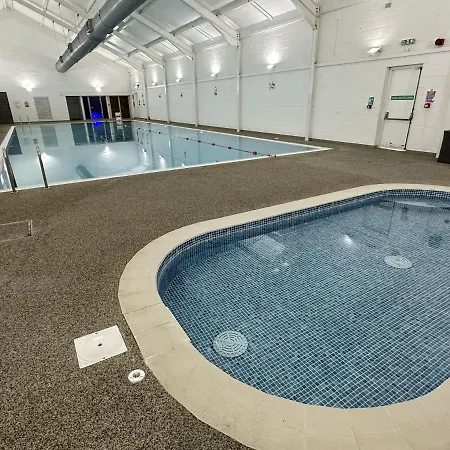 Honeybee - Part Of The The Bay Village With Pool, Gym And Direct Access, Pub, Restaurant, Tennis And Meadows Walks 펜션 *