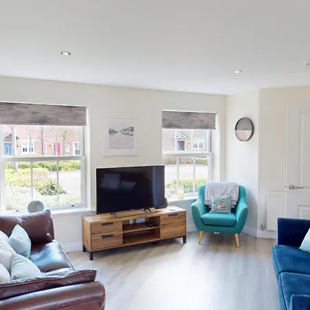 Honeybee - Part Of The The Bay Village With Pool, Gym And Direct Access, Pub, Restaurant, Tennis And Meadows Walks *