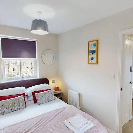 Honeybee - Part Of The The Bay Village With Pool, Gym And Direct Access, Pub, Restaurant, Tennis And Meadows Walks 펜션 *