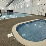 Honeybee - Part Of The The Bay Village With Pool, Gym And Direct Access, Pub, Restaurant, Tennis And Meadows Walks Holiday home *