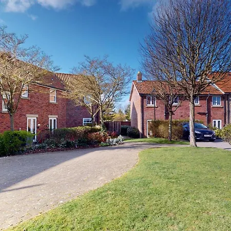 Honeybee - Part Of The The Bay Village With Pool, Gym And Direct Access, Pub, Restaurant, Tennis And Meadows Walks Holiday home *